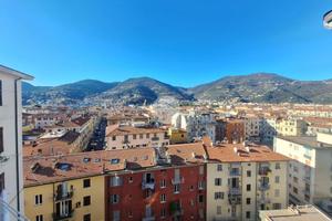 4 LOCALI A LA SPEZIA