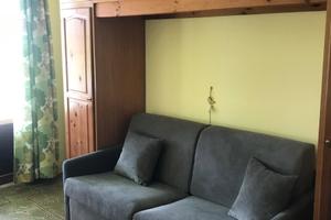 Monolocale arredato angolo/cottura e divano letto