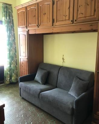 Monolocale arredato angolo/cottura e divano letto