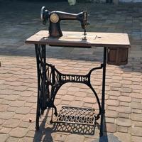 Macchina da cucire Singer a pedale d'epoca 