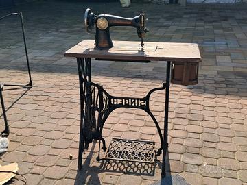 Macchina da cucire Singer a pedale d'epoca 