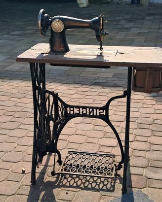 Macchina da cucire Singer a pedale d'epoca 