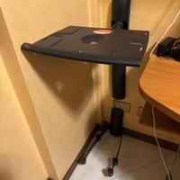 Supporto da parete con passa cavi