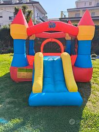 Castello gonfiabile con scivolo + soffiatore