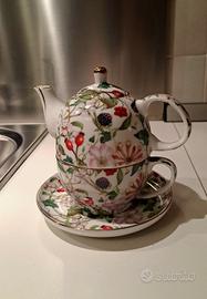 Set da tè in porcellana. 