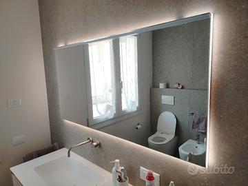 Specchio di design con retro illuminazione 