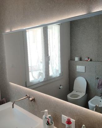 Specchio di design con retro illuminazione 