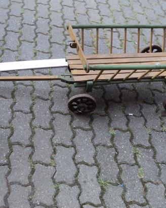 Carrettino artigianale depoca per fioriera