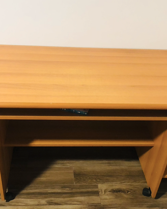 Scrivania porta PC con ripiani