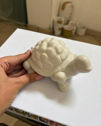 Tartaruga portafortuna in ceramica bianca