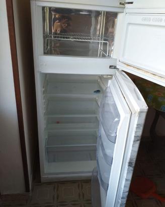 frigorifero comprensivo di piccolo congelatore.