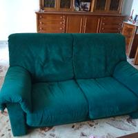  due divani a 3 e a due posti e anche mobile 