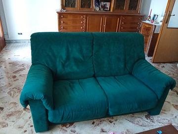  due divani a 3 e a due posti e anche mobile 