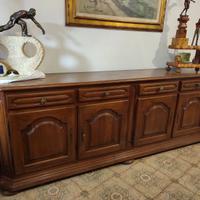 Sala pranzo con grande credenza noce massello '80