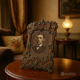 Antico ritratto in cornice vittoriana decorata