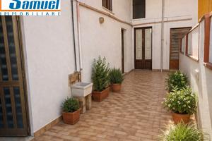 Riposto, bottega con locale di sgombero (CT)