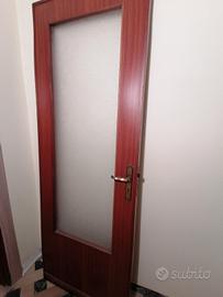 porta in legno e vetro lavorato 