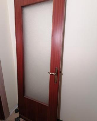 porta in legno e vetro lavorato 