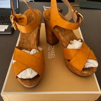 Sandali pelle senape con tacco e para M. Kors 