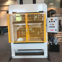 Pressa per compositi con piani caldi