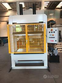 Pressa per compositi con piani caldi