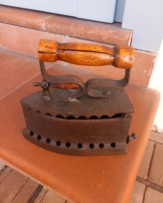 Ferro da stiro in ghisa antico