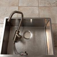 lavandino e rubinetto inox