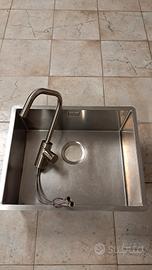 lavandino e rubinetto inox