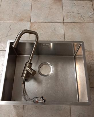 lavandino e rubinetto inox