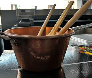 Pentola in rame con manici