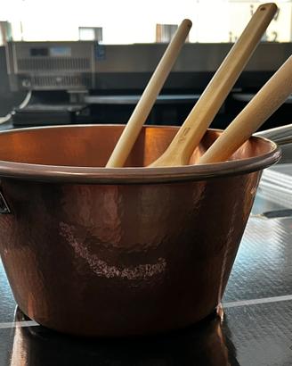 Pentola in rame con manici