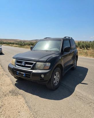 Ricambi Mitsubishi Pajero v60 3.2 2004 3p nero 