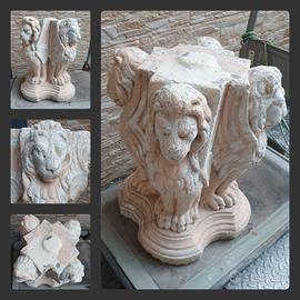 Basamento con 4 leoni scolpiti