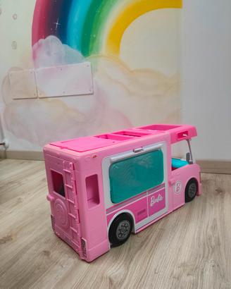 Camper con piscina di Barbie