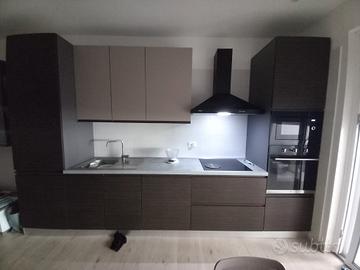 cucina completa con elettrodomestici ,e cameretta 