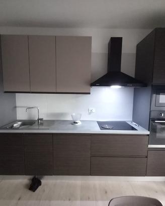 cucina completa con elettrodomestici ,e cameretta 