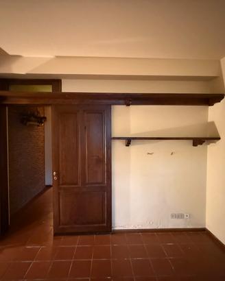 Porta scorrevole in castagno e mensole
