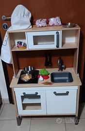 Cucina giocattolo IKEA con accessori abbinati