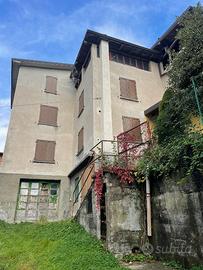 Porzione di casa con 2 unità e terreno agricolo