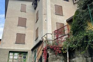 Porzione di casa con 2 unità e terreno agricolo