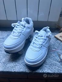 scarpe con rotelle bianche