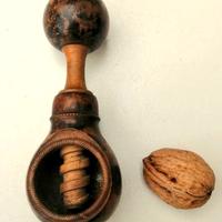 Antico schiaccianoci in radica