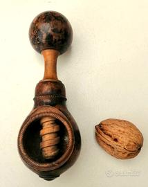 Antico schiaccianoci in radica