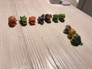 Collezione di teste di dinosauro giocattolo