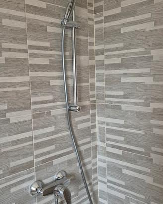 Colonna Doccia, Lavandino, Termosifone, Arredo