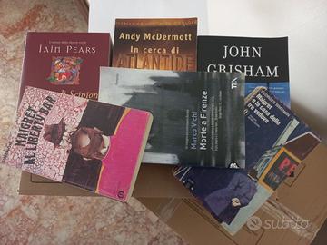 Scatolone con 15 volumi genere giallo