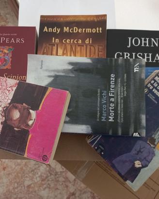 Scatolone con 15 volumi genere giallo