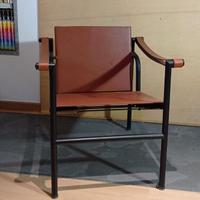 Poltroncina LC1 in pelle marrone di MDF Italia