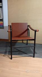 Poltroncina LC1 in pelle marrone di MDF Italia