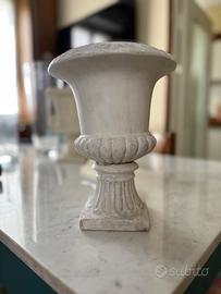 Vaso in gesso fine lavorato a coppa altezza 26cm